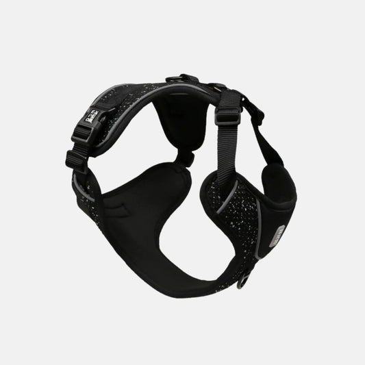 Das Bild zeigt das Duvoplus EXPLOR Ultimate Fit No-Pull-Geschirr in der Farbe Schwarz. Das Material ist strapazierfähig, leicht, atmungsaktiv und schnell trocknend.