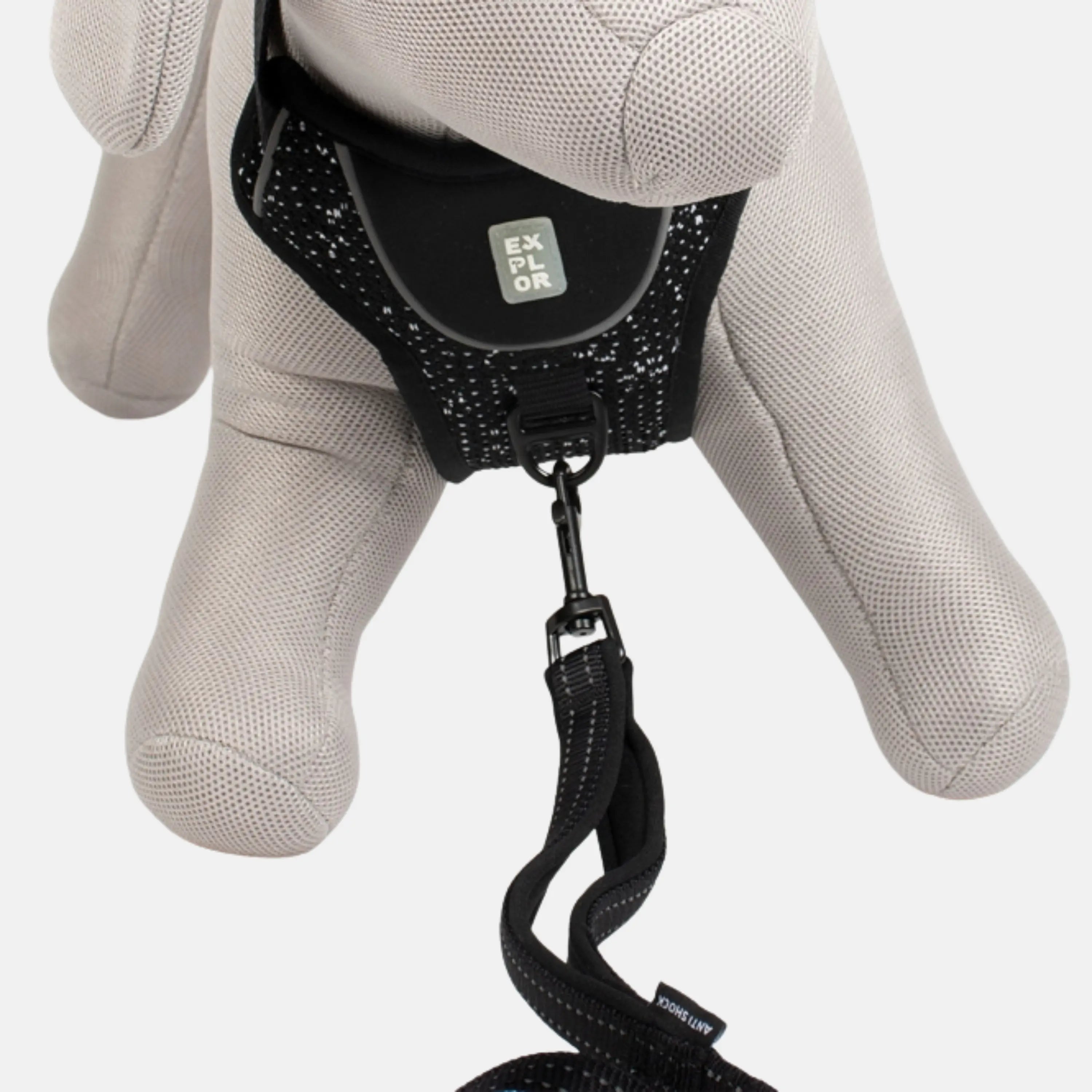 Das Bild zeigt das Duvoplus EXPLOR Ultimate Fit No-Pull-Geschirr in der Farbe Schwarz aus der Detailansicht. Das Material ist strapazierfähig, leicht, atmungsaktiv und schnell trocknend.