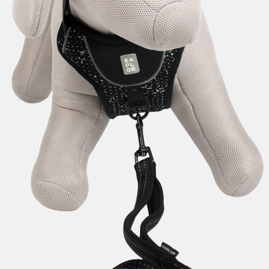 Das Bild zeigt das Duvoplus EXPLOR Ultimate Fit No-Pull-Geschirr in der Farbe Schwarz aus der Detailansicht. Das Material ist strapazierfähig, leicht, atmungsaktiv und schnell trocknend.
