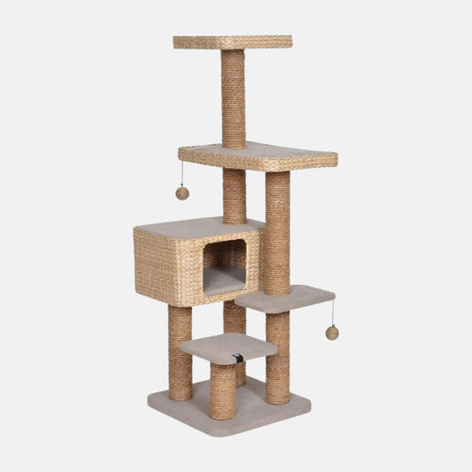 Das Bild zeigt den EBI Kratzbaum Palawan aus der Schrägansicht. Der Katzen Kratzbaum verfügt über 4 Ebenen mit Liegeflächen und einem Katzenhaus.