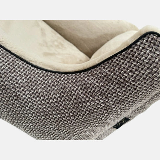 Das Bild zeigt das Lebon Hundebett LouisPLUS in Braun aus der Detailansicht. Das Hundebett gibt es in den Größen S,M oder L.