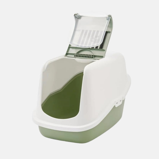 Das Bild zeigt die Savic Katzentoilette Nestor in den Farben Grün und Weiß. Auf dem Bild sieht man den geöffneten Deckel der Katzentoilette. Die Maße sind 39 x 56 x 38,5 cm (B x T x H).