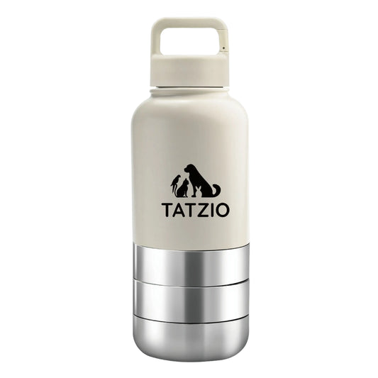 Das Bild zeigt die TATZIO Reiseflasche mit Trink- und Futternapf in Cremeweiß aus der Frontansicht. 