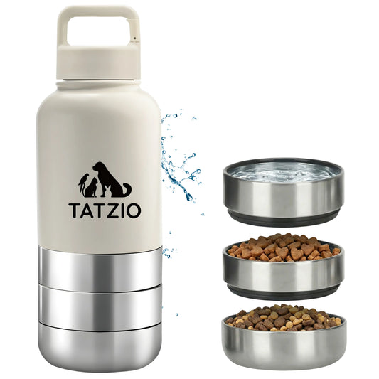 Das Bild zeigt die TATZIO Reiseflasche mit Trink- und Futternapf in Cremeweiß aus der Frontansicht. Die drei Näpfe sind mit Futter und Wasser befüllt.