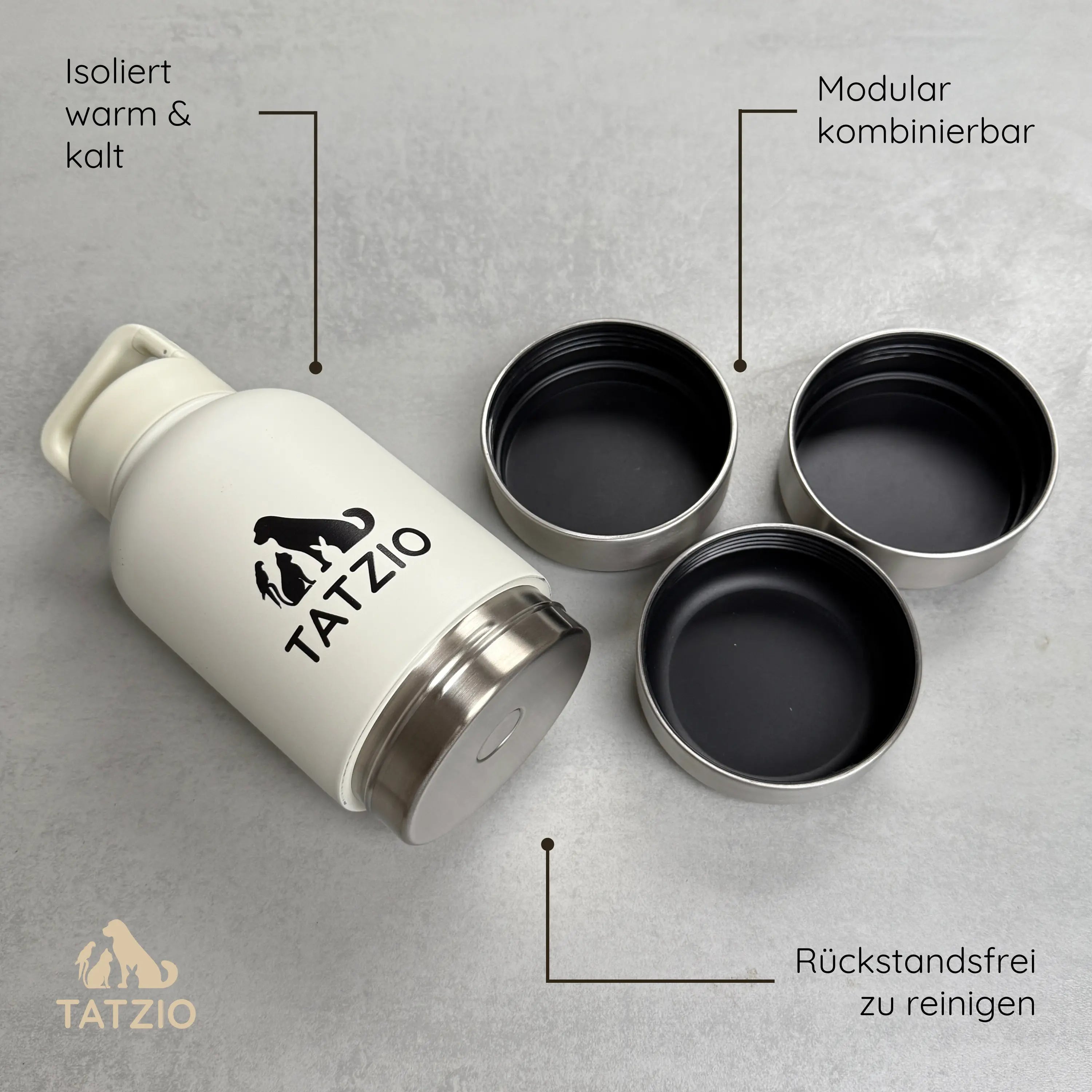 Das Bild zeigt die TATZIO Reiseflasche mit Trink- und Futternapf in Cremeweiß. Zudem sind einige der Produktdetails abgebildet.