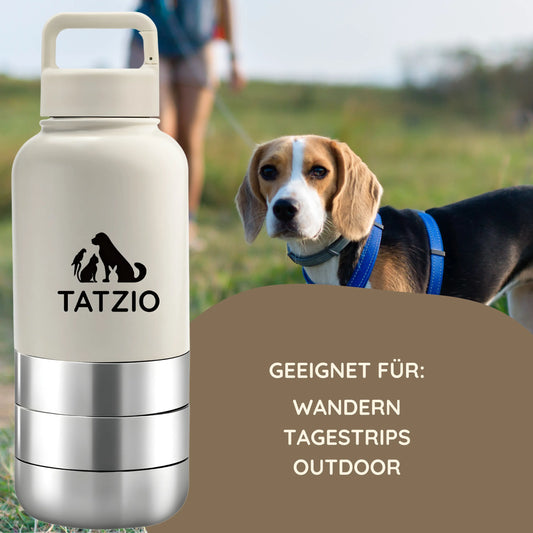 Das Bild zeigt die TATZIO Reiseflasche mit Trink- und Futternapf in Cremeweiß. 