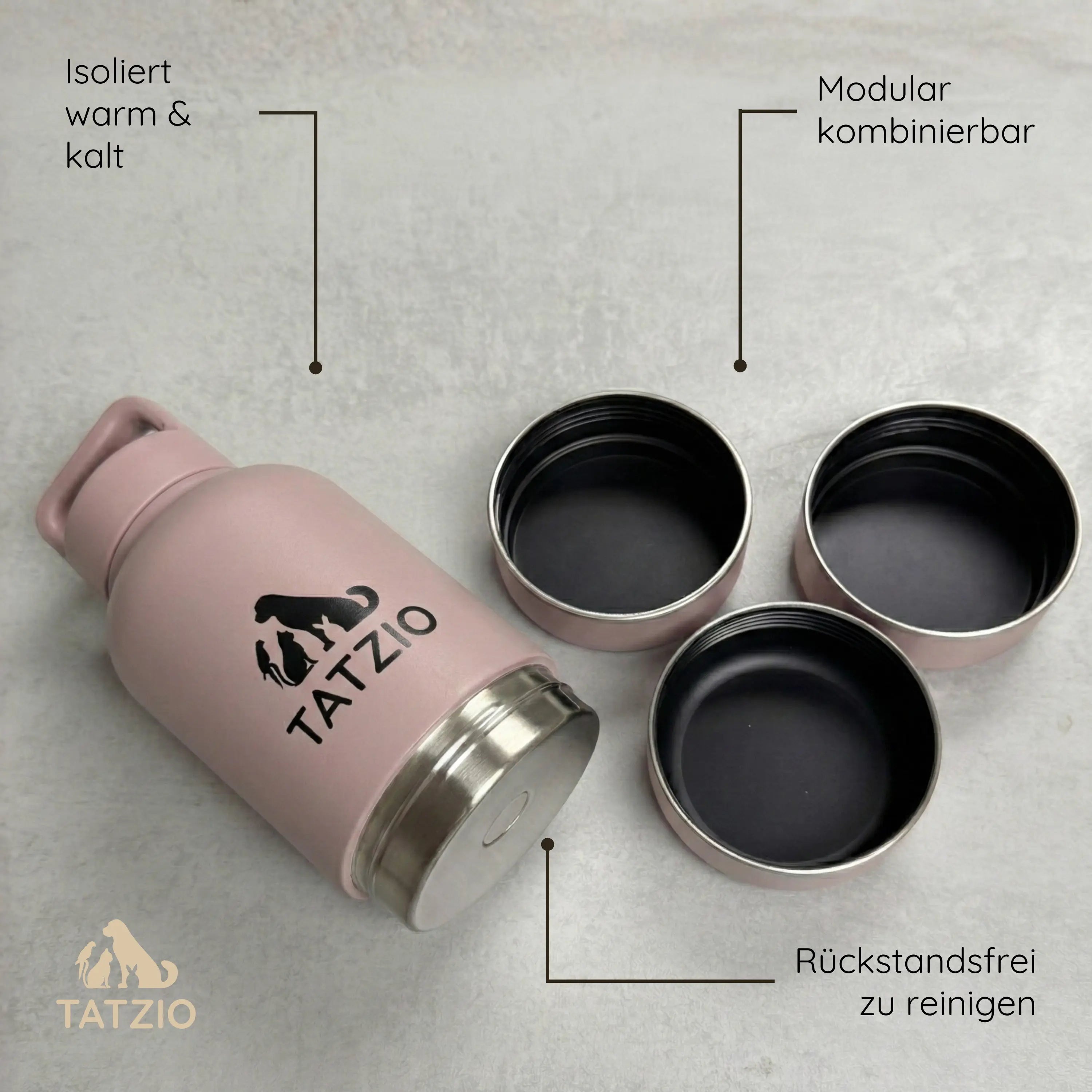 Das Bild zeigt die TATZIO Reiseflasche mit Trink- und Futternapf in Pink. Zudem sind einige der Produktdetails abgebildet.