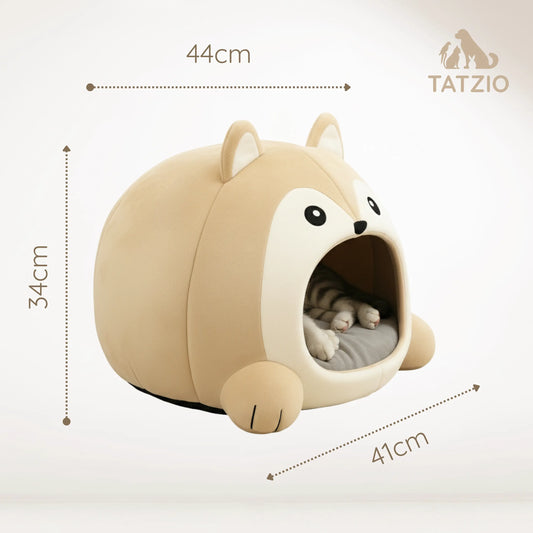 Das Bild zeigt die TATZIO Katzenhöhle Cozy in der Farbe Beige aus der Schrägansicht. An den Seiten sieht man die Maße 44 x 41 x 34 cm.