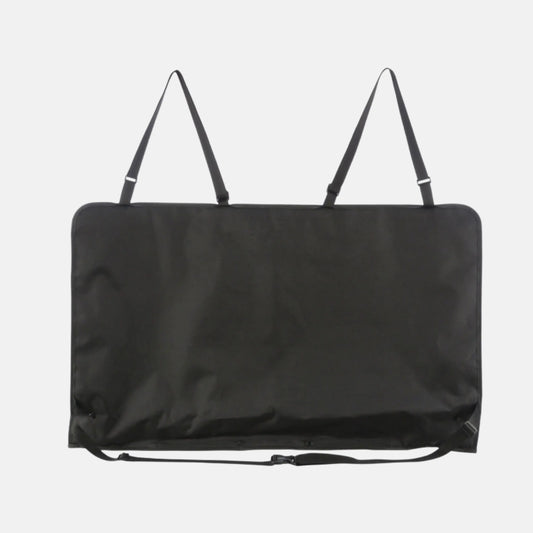 Das Bild zeigt die Trixie Autositz Auflage in der Farbe Schwarz. Die Autositz Auflage bietet platzt für 2 Hunde. 