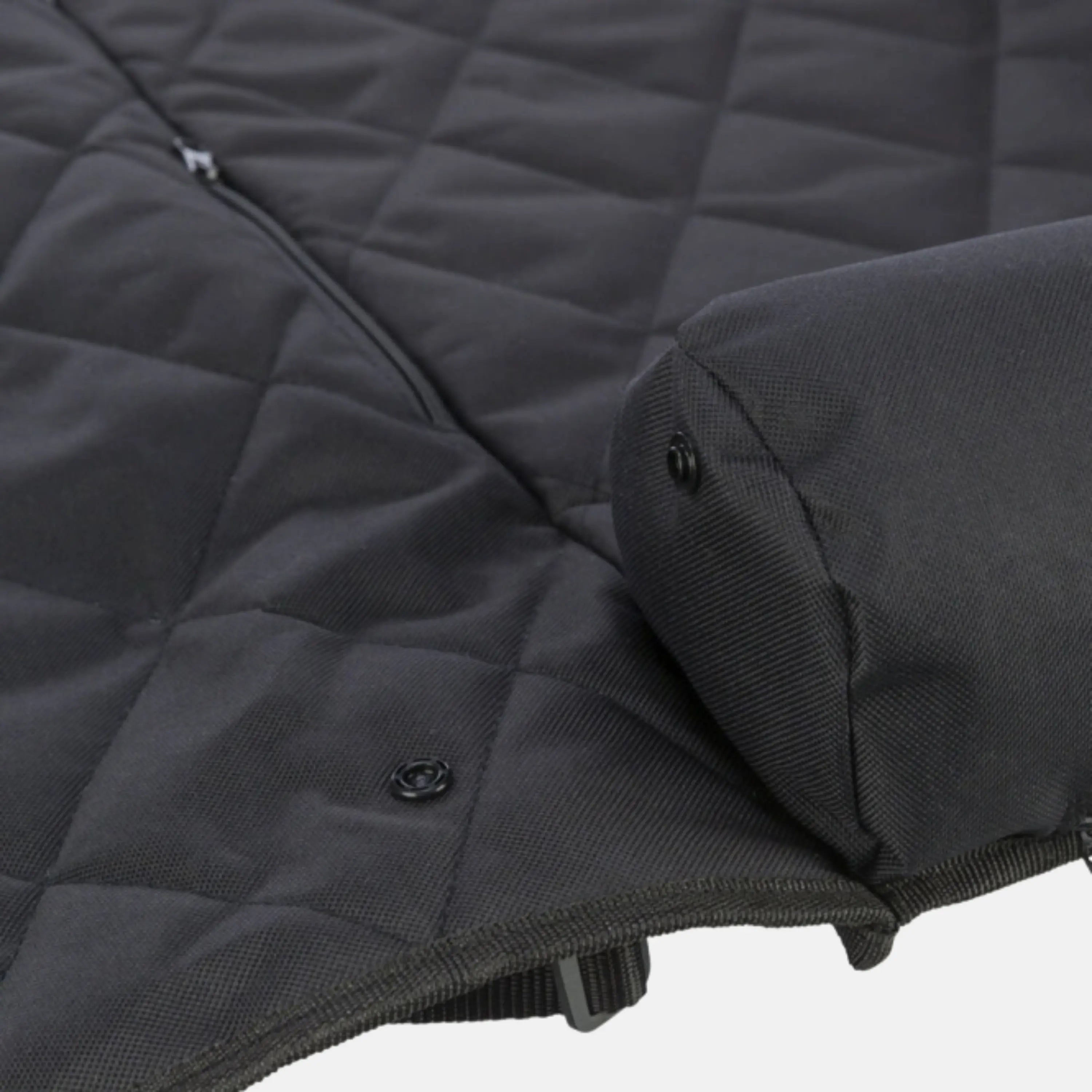 Das Bild zeigt die Trixie Autositz Auflage in der Farbe Schwarz aus der Detailansicht. Die Autositz Auflage bietet platzt für 2 Hunde. 