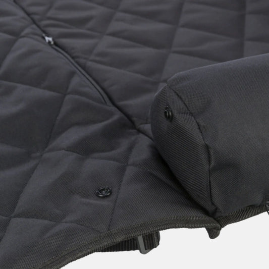 Das Bild zeigt die Trixie Autositz Auflage in der Farbe Schwarz aus der Detailansicht. Die Autositz Auflage bietet platzt für 2 Hunde. 