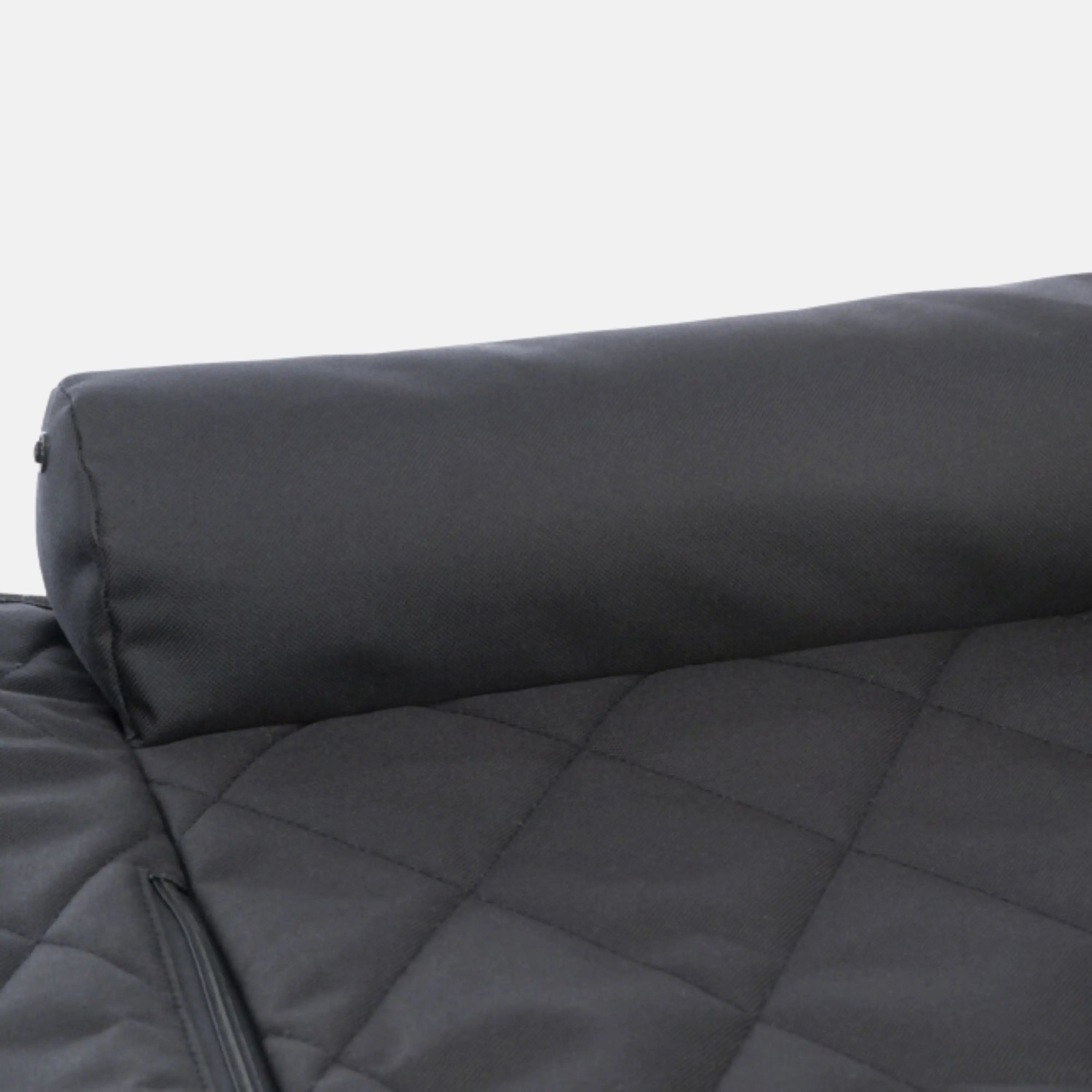 Das Bild zeigt die Trixie Autositz Auflage in der Farbe Schwarz aus der Nahnsicht. Die Autositz Auflage bietet platzt für 2 Hunde. 