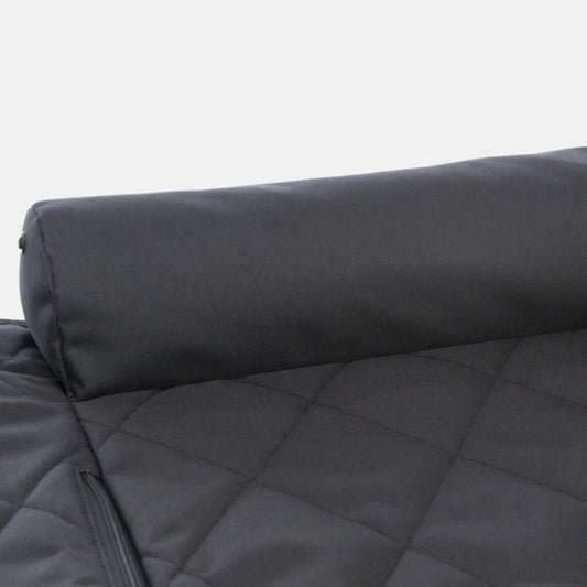 Das Bild zeigt die Trixie Autositz Auflage in der Farbe Schwarz aus der Nahnsicht. Die Autositz Auflage bietet platzt für 2 Hunde. 