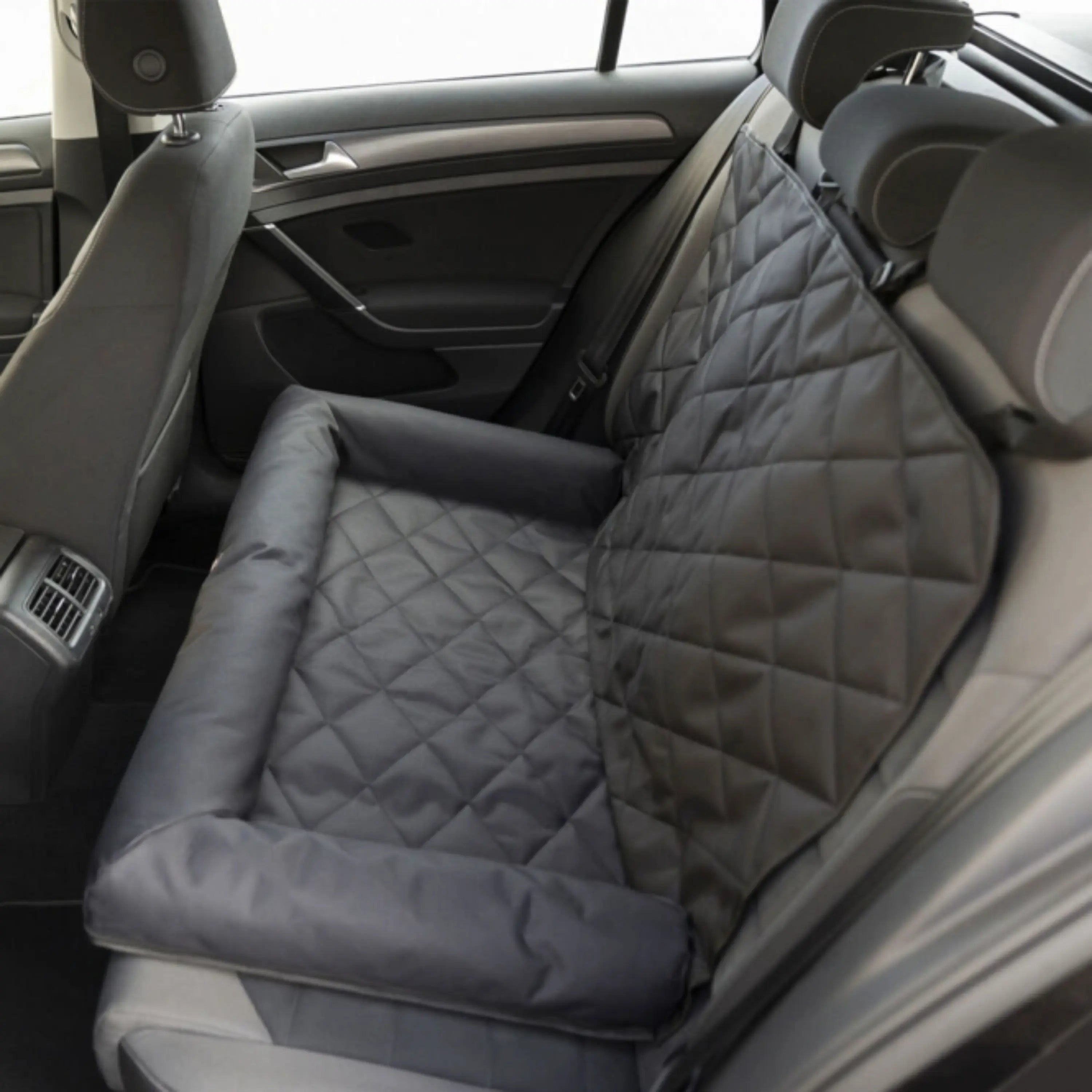 Das Bild zeigt die Trixie Autositz Auflage in der Farbe Schwarz wie diese im Auto platziert wurde.