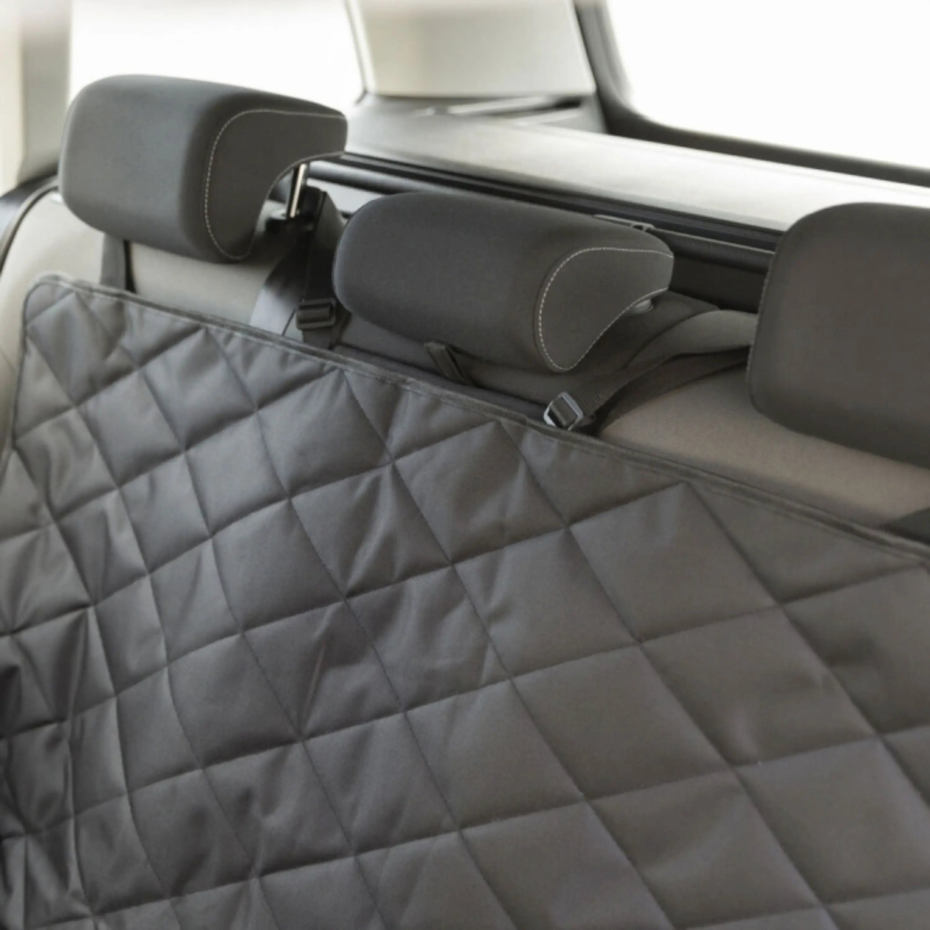 Das Bild zeigt die Trixie Autositz Auflage in der Farbe Schwarz.