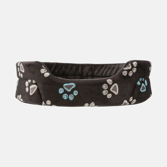 Das Bild zeigt das Trixie Bett Jimmy in der Farbe Taupe aus der Seitenansicht. Es eignet sich für Hunde und Katzen. Als Muster sind farbige Tatzen auf dem Bett platziert wurden.