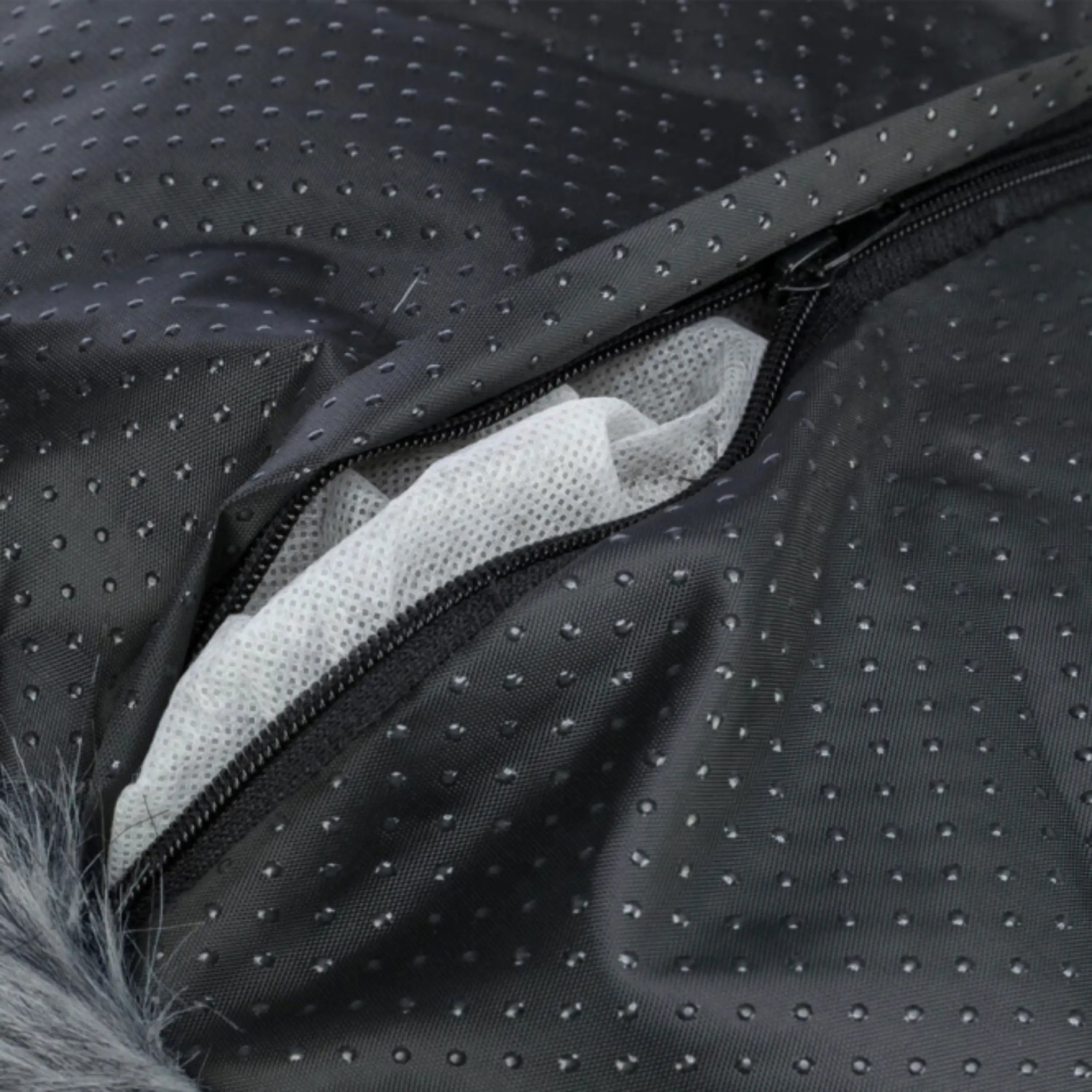 Das Bild zeigt das Trixie Bett Yelina in der Farbe Schwarz/Grau aus der Detailansicht. Es eignet sich für Katzen und Hunde.