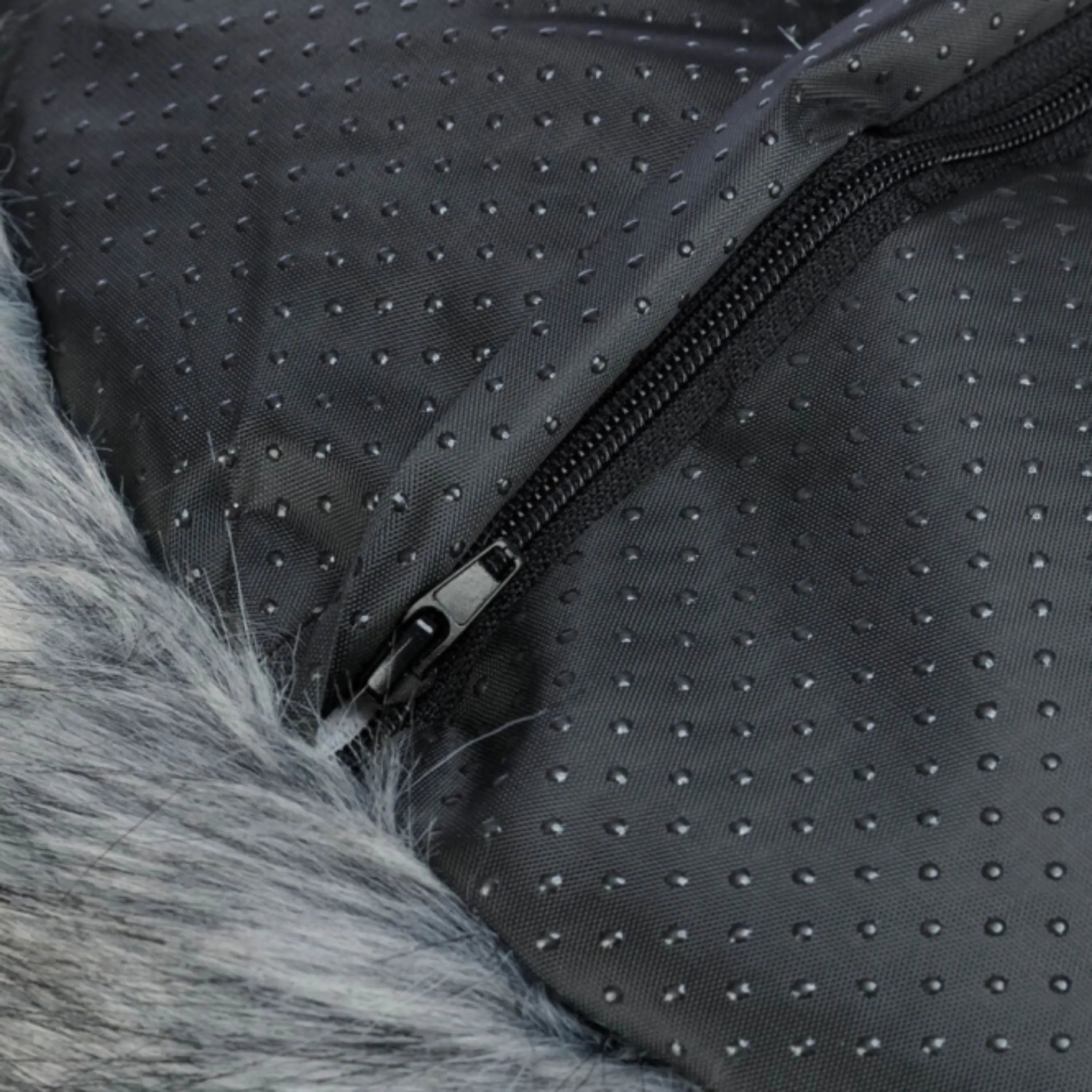 Das Bild zeigt das Trixie Bett Yelina in der Farbe Schwarz/Grau aus der Nahansicht. Es eignet sich für Katzen und Hunde.