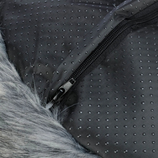 Das Bild zeigt das Trixie Bett Yelina in der Farbe Schwarz/Grau aus der Nahansicht. Es eignet sich für Katzen und Hunde.