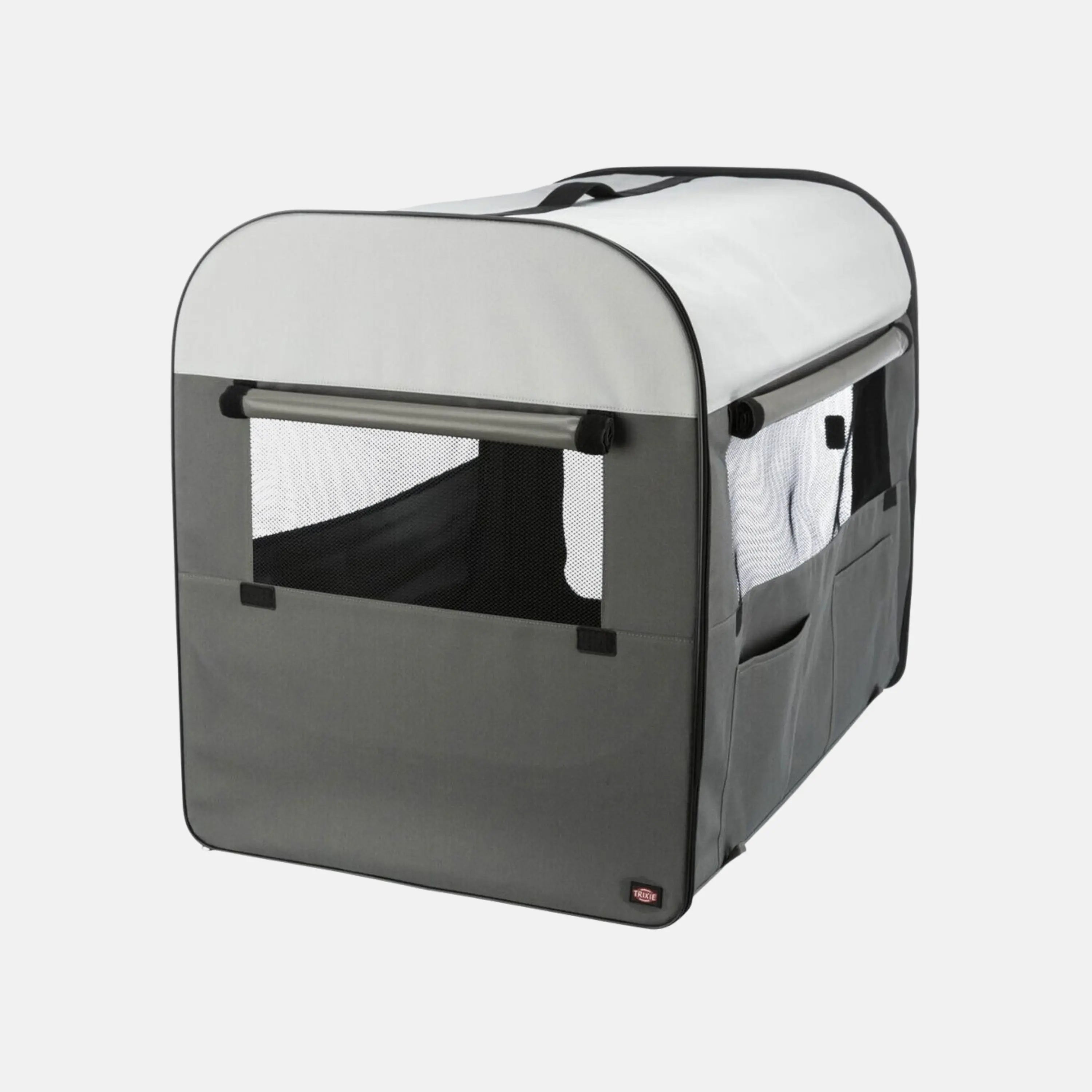 Das Bild zeigt die Trixie Hundebox Basic aus der Schrägansicht. Die Maße sind 55x65x80cm.