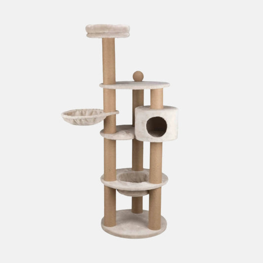 Das Bild zeigt den Trixie Kratzbaum Nigella aus der Frontansicht. Er ist ausgestattet mit einer gepolsterten Liegeplatte, einer Höhle, meheren Liegemulden, sowie einen Kuschelsack.