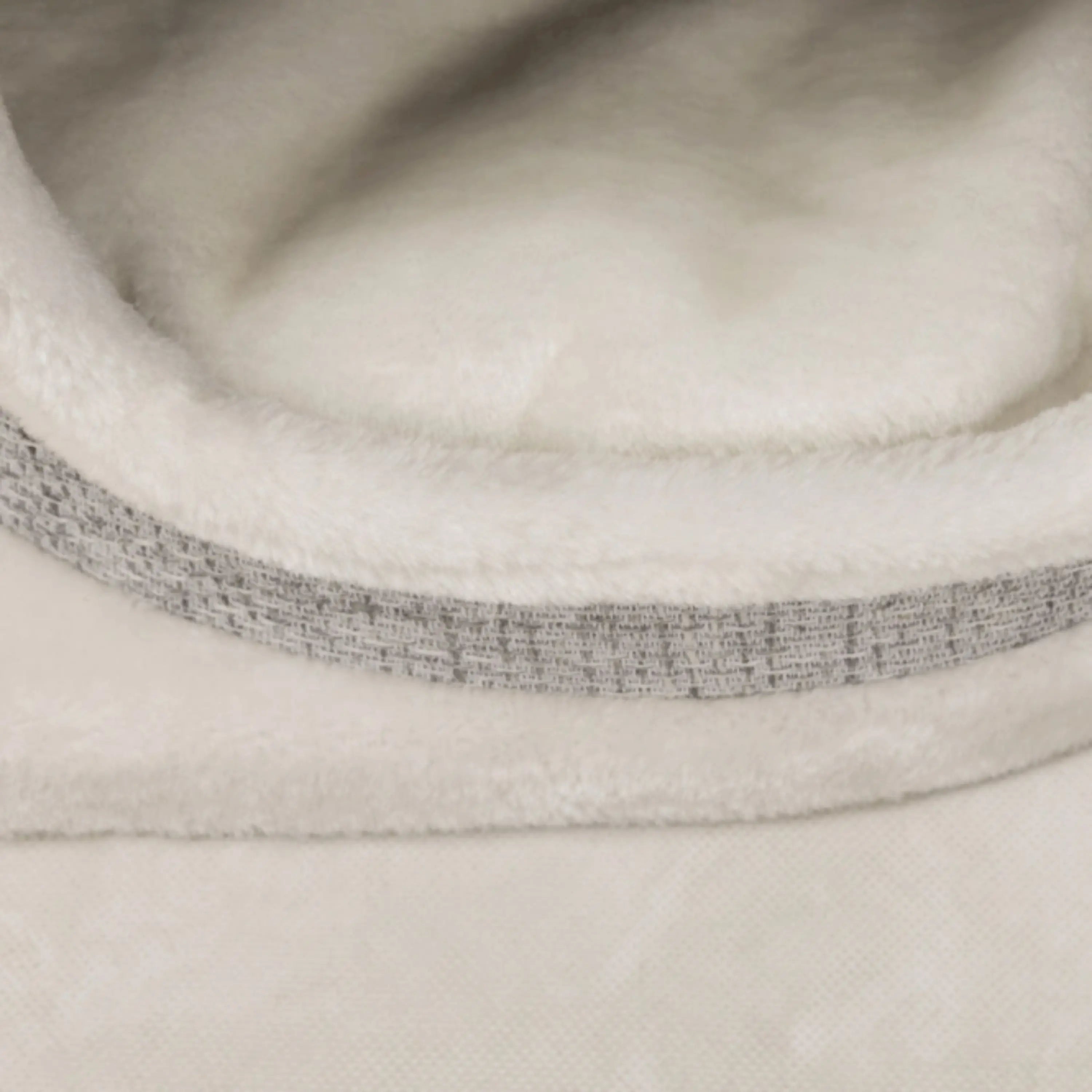 Das Bild zeigt den Trixie Kratzbaum XXL Cara aus der Detailansicht. Abgebildet ist ein Teil vom Plüsch.