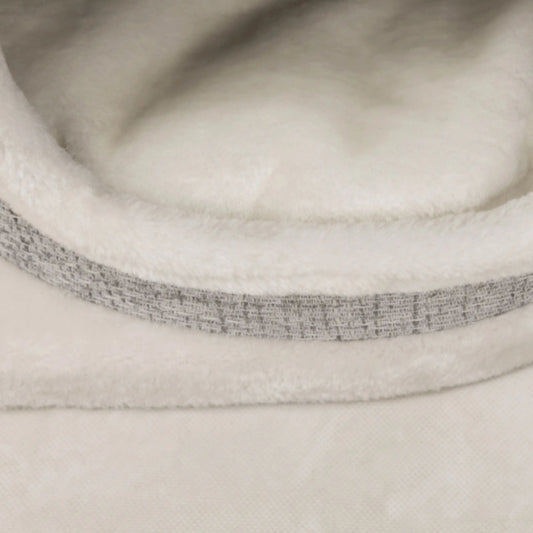 Das Bild zeigt den Trixie Kratzbaum XXL Cara aus der Detailansicht. Abgebildet ist ein Teil vom Plüsch.