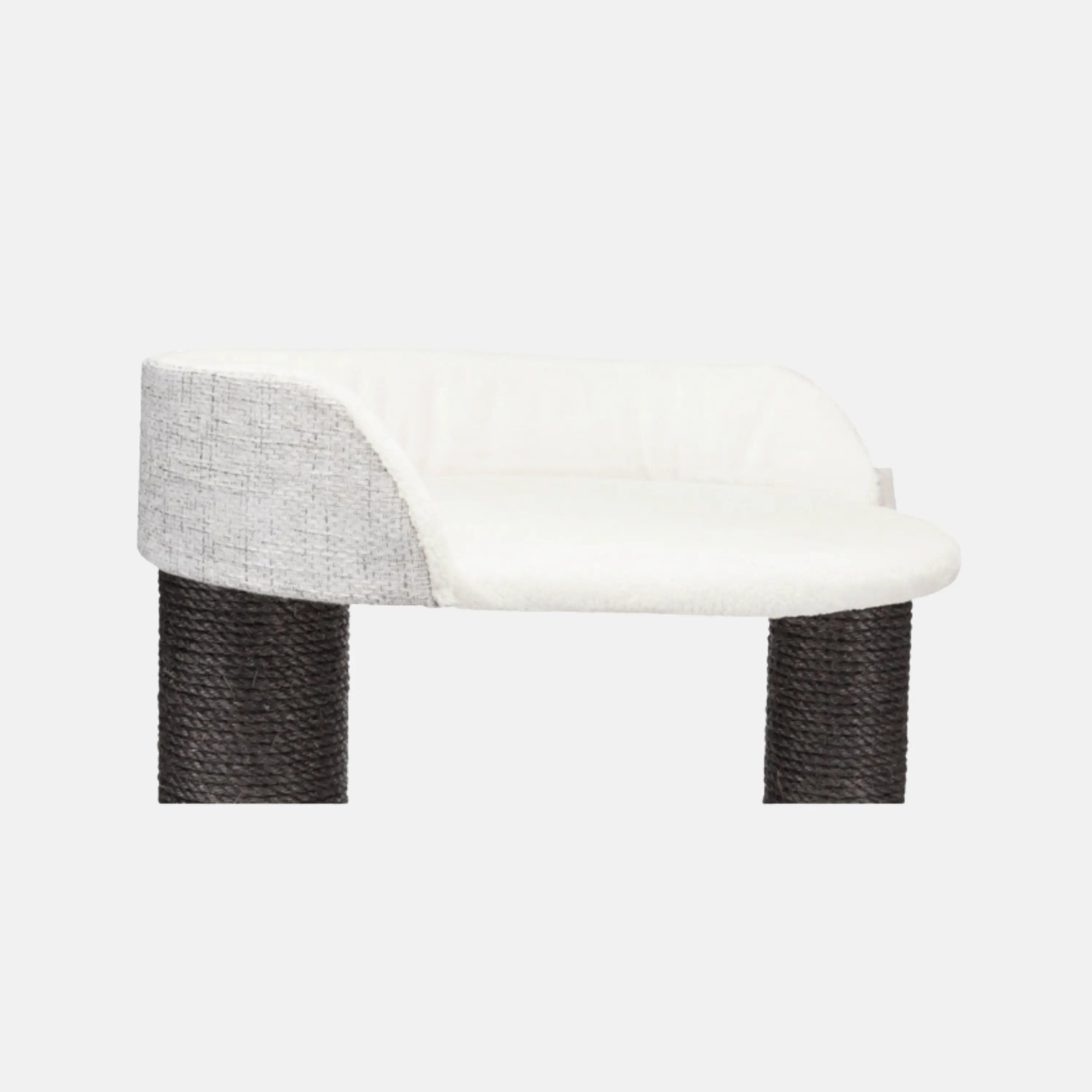 Das Bild zeigt die Liegefläche vom Trixie Kratzbaum XXL Cara. Durch seine Höhe von 128 cm eignet er sich besonders für große Katzen. 