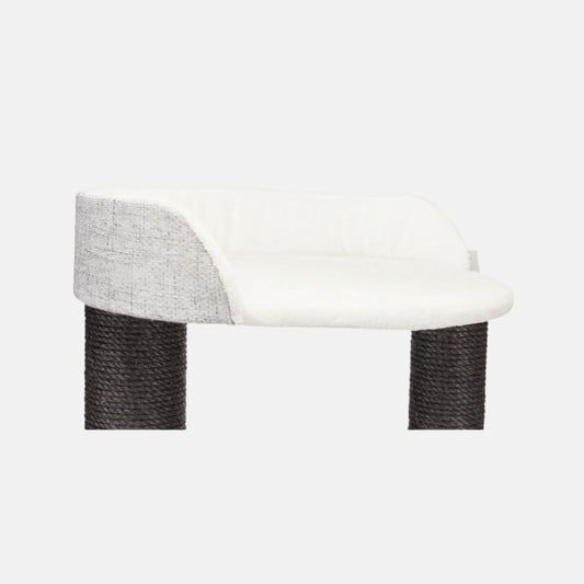 Das Bild zeigt die Liegefläche vom Trixie Kratzbaum XXL Cara. Durch seine Höhe von 128 cm eignet er sich besonders für große Katzen. 