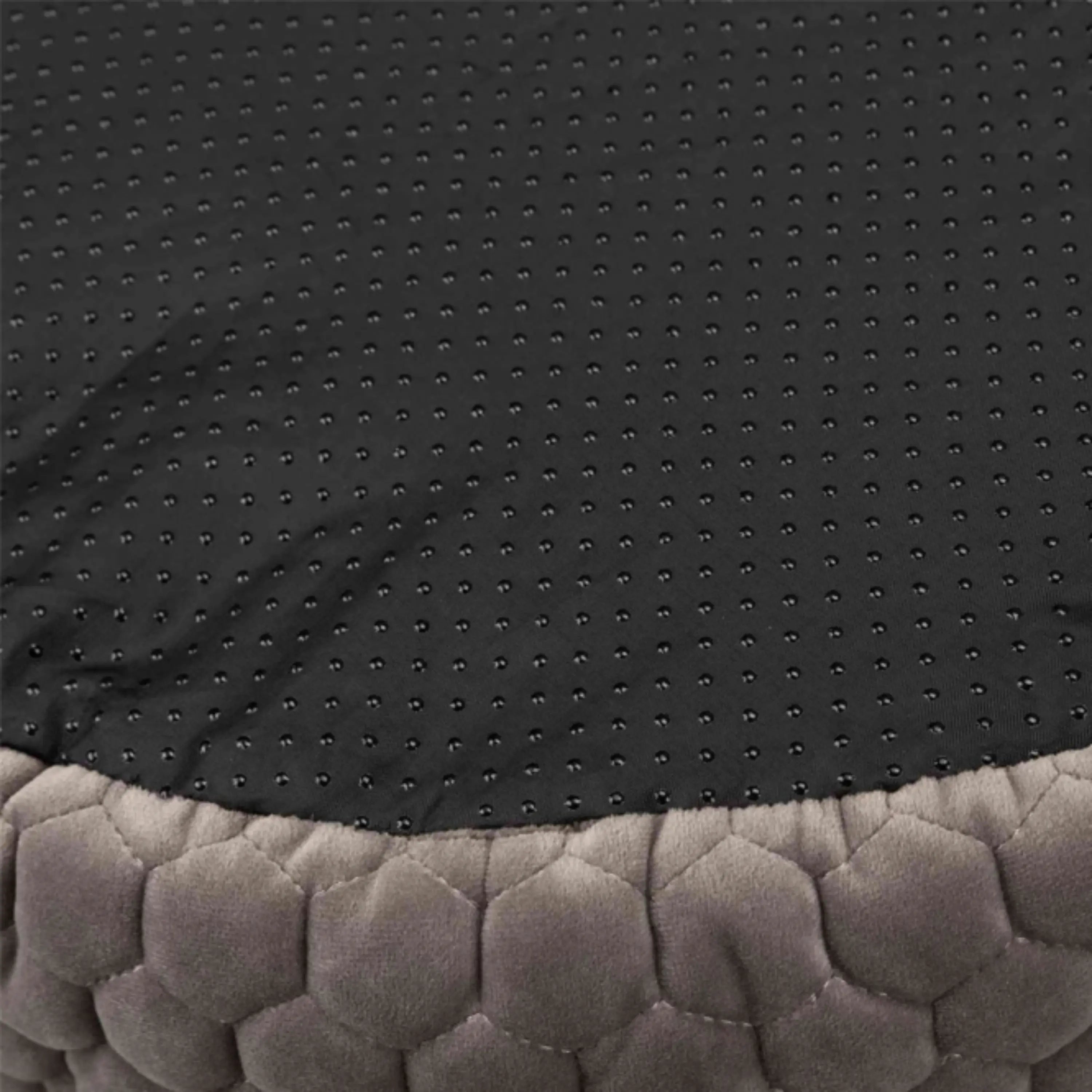 Das Bild zeigt die Trixie Kuschelhöhle Livia in der Farbe Taupe aus der Detailansicht. Die Kuschelhöhle verfügt über ein Kissen mit zwei verschiedenen Seiten.