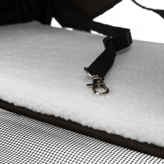 Das Bild zeigt die Trixie Tragetasche Joe in der Farbe Braun aus der Detailansicht. Die Tragetasche hat die Maße 28 x 28 x 47 cm und ist für bis zu 10 KG ausgelegt.