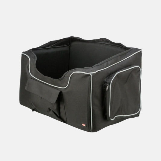 Das Bild zeigt den Trixie Autositz Midi aus der Schrägansicht. Der Autositz ist zusammenklappbar und hat die Maße 56 x 37 x 36 cm.