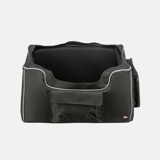 Das Bild zeigt den Trixie Autositz Midi aus der Frontansicht. Der Autositz ist zusammenklappbar und hat die Maße 56 x 37 x 36 cm.