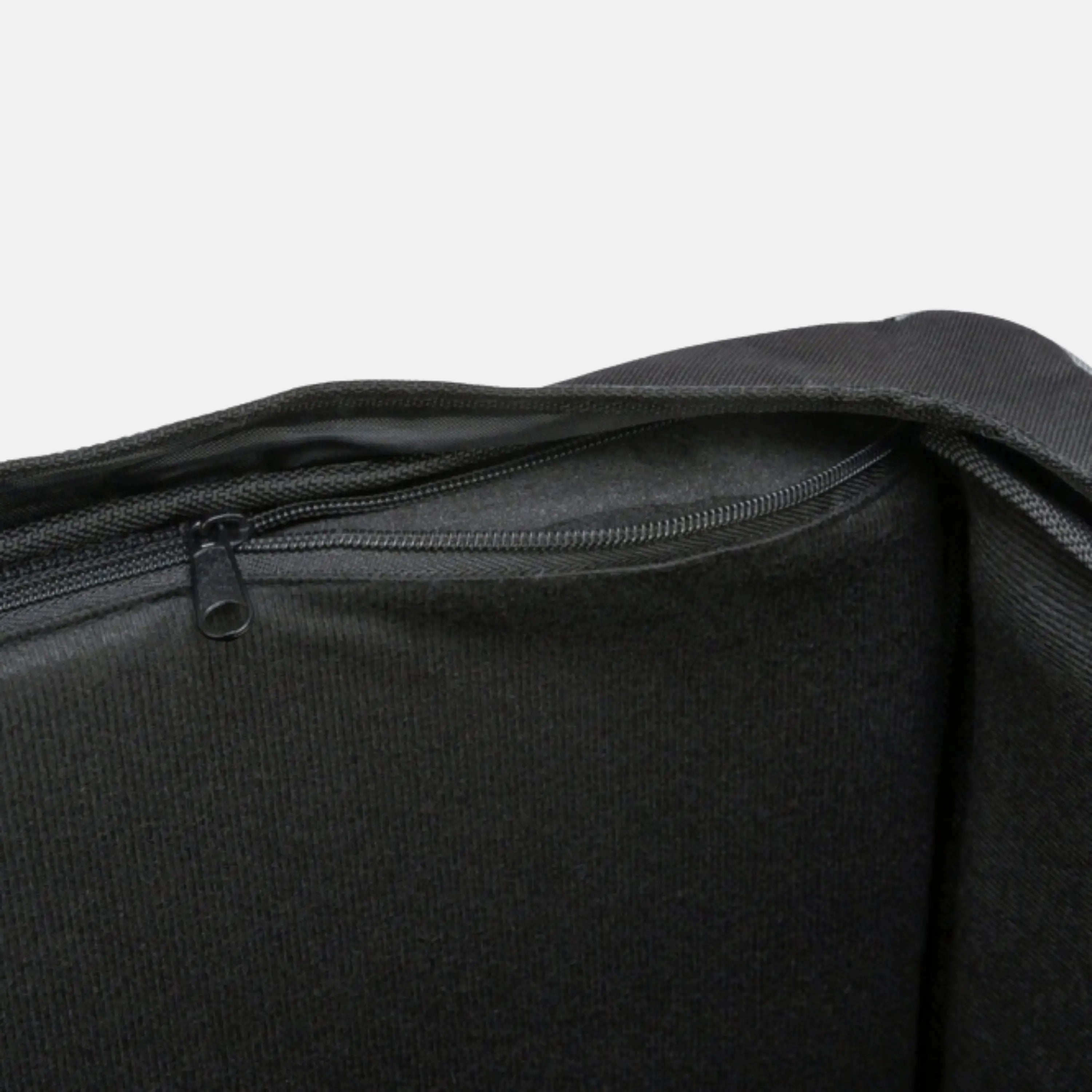 Das Bild zeigt den Trixie Autositz Midi aus der Detailansicht. Der Autositz ist zusammenklappbar und hat die Maße 56 x 37 x 36 cm.