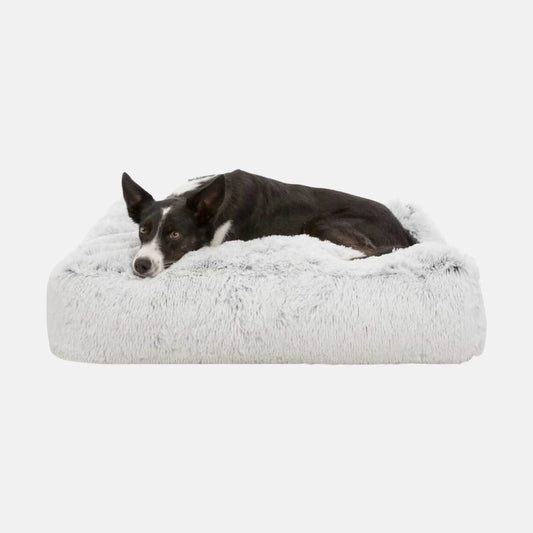 Das Bild zeigt das Trixie Kissen Harvey in den Farben Weiß und Schwarz. Abgebildet ist das Kissen in der Frontansicht und es befindet sich ein schwarzer Hund auf dem Kissen.