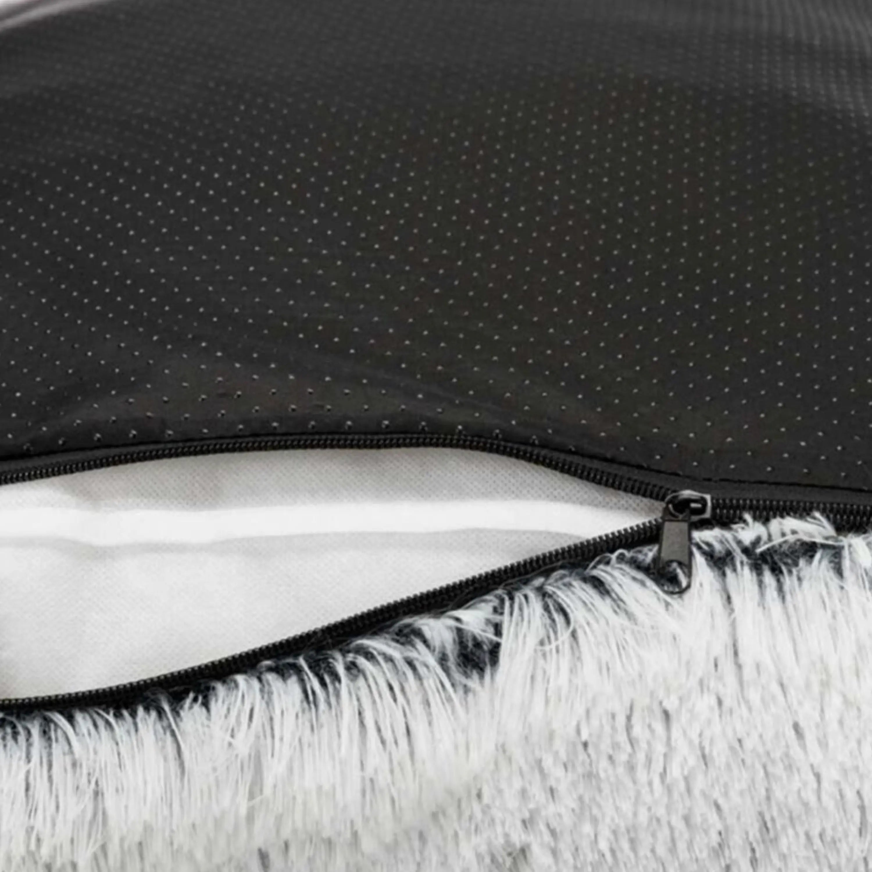 Das Bild zeigt das Trixie Kissen Harvey in den Farben Weiß und Schwarz. Abgebildet ist das Kissen in der Nahansicht.