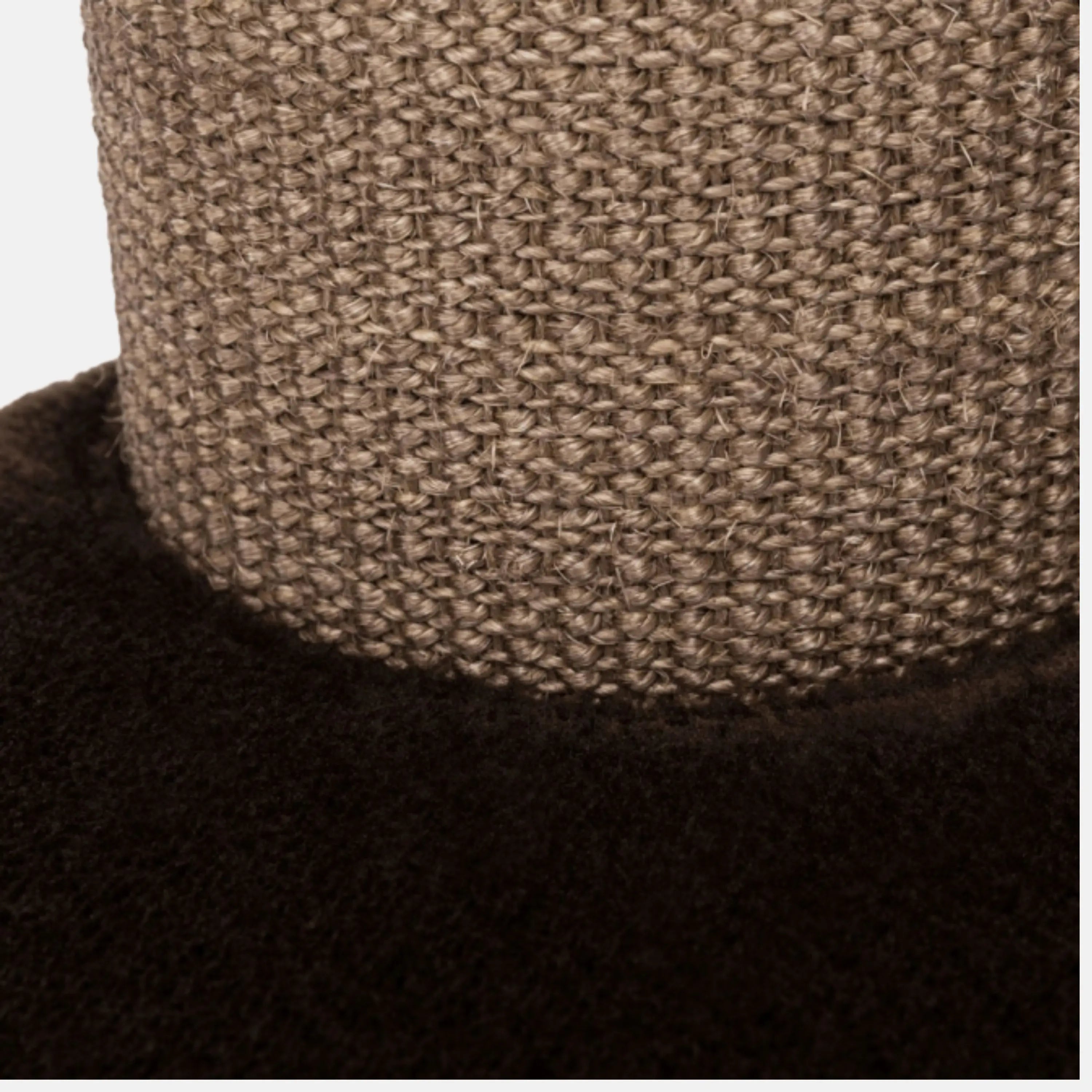 Das Bild zeigt den Trixie Senioren Kratzbaum Emil in Braun aus der Nahansicht.