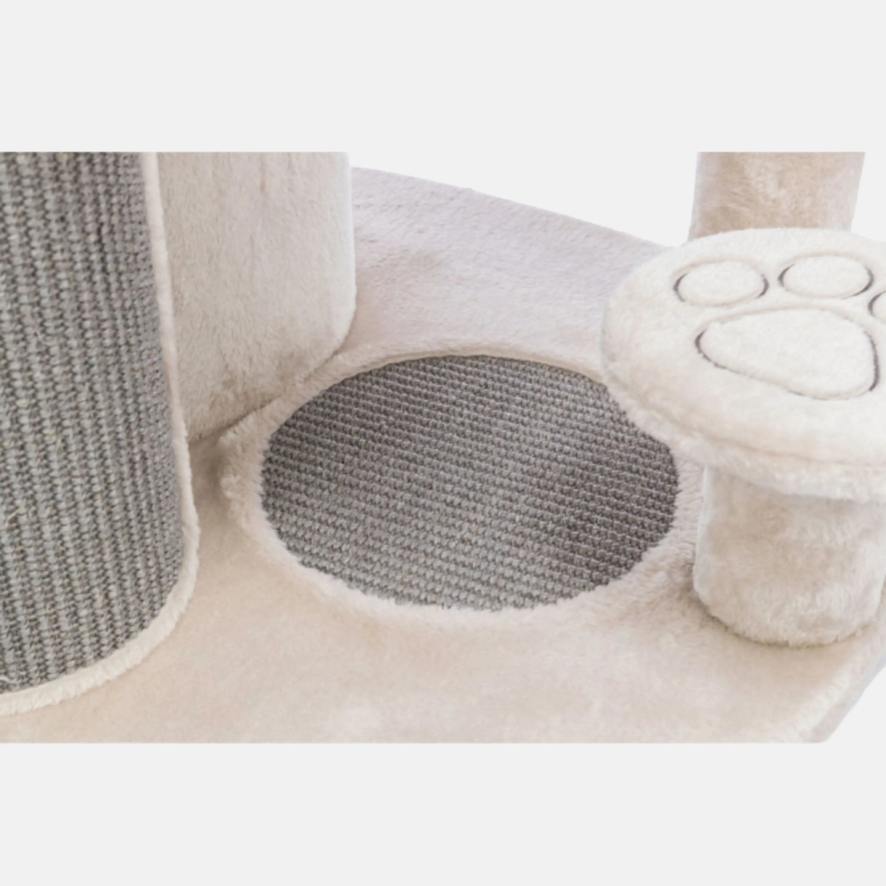 Das Bild zeigt den Trixie Senioren Kratzbaum Emil in Lichtgrau aus der Nahansicht.